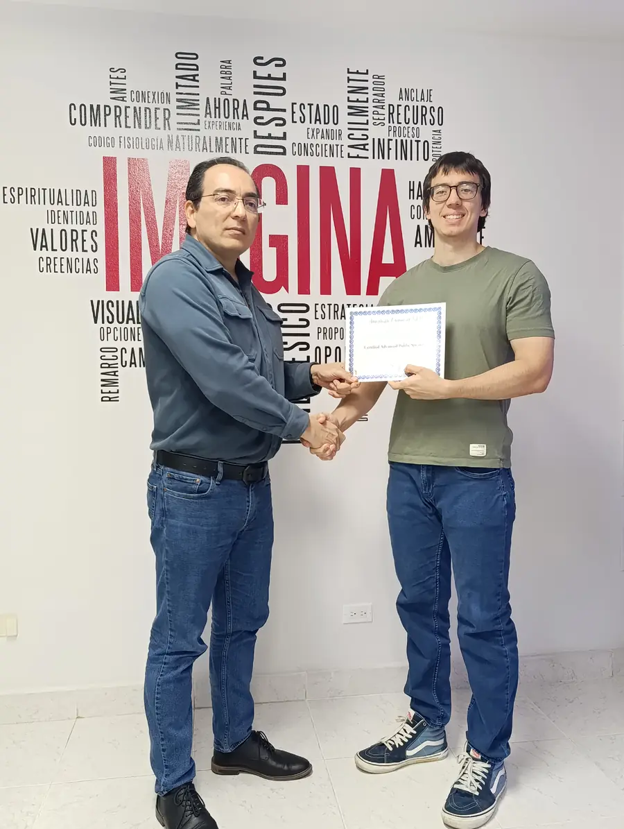 Dr. Cupertino Castro entregando una certificación