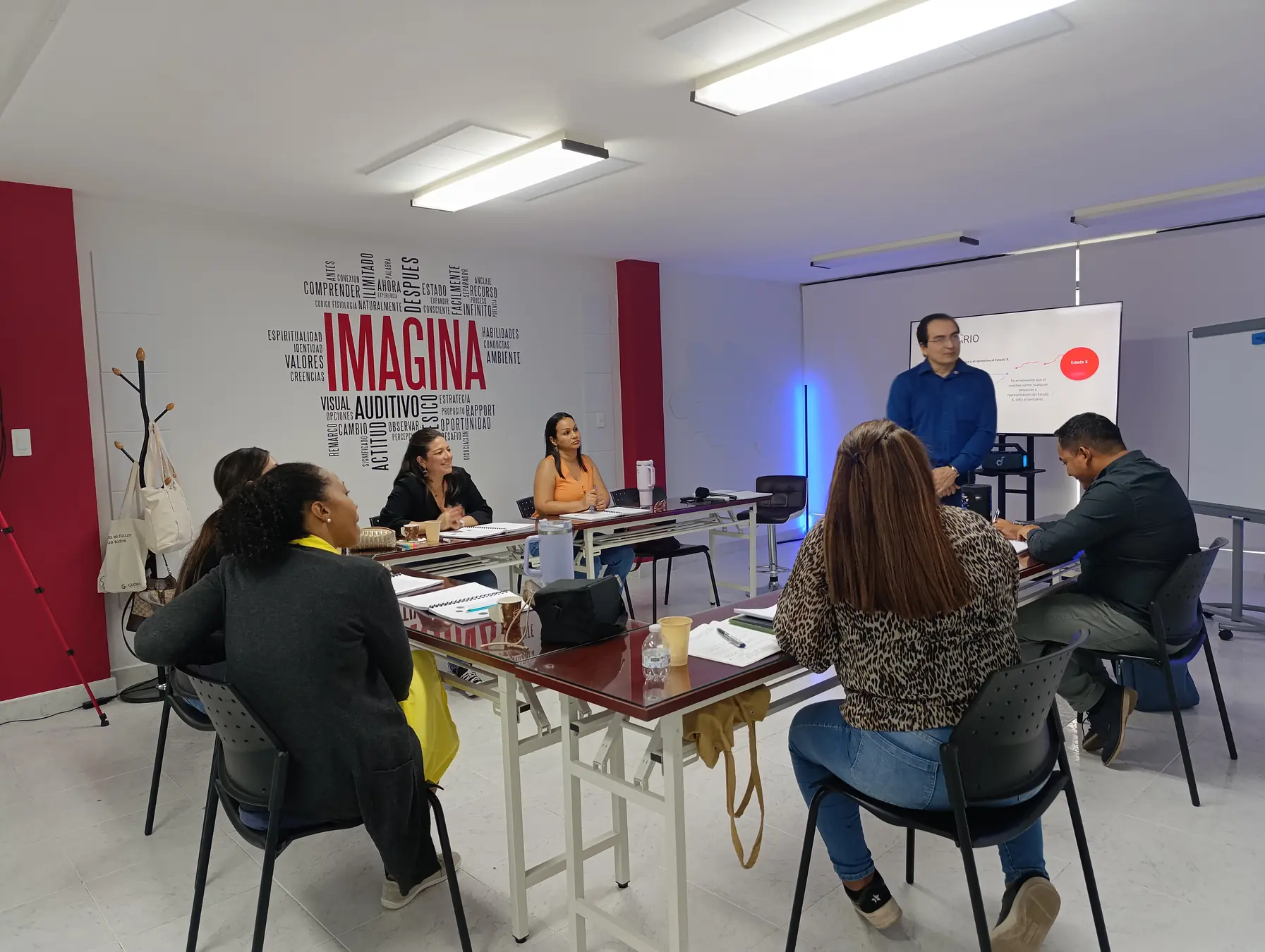 Dr. Cupertino Castro facilitando una formación presencial en NeuroAcademia