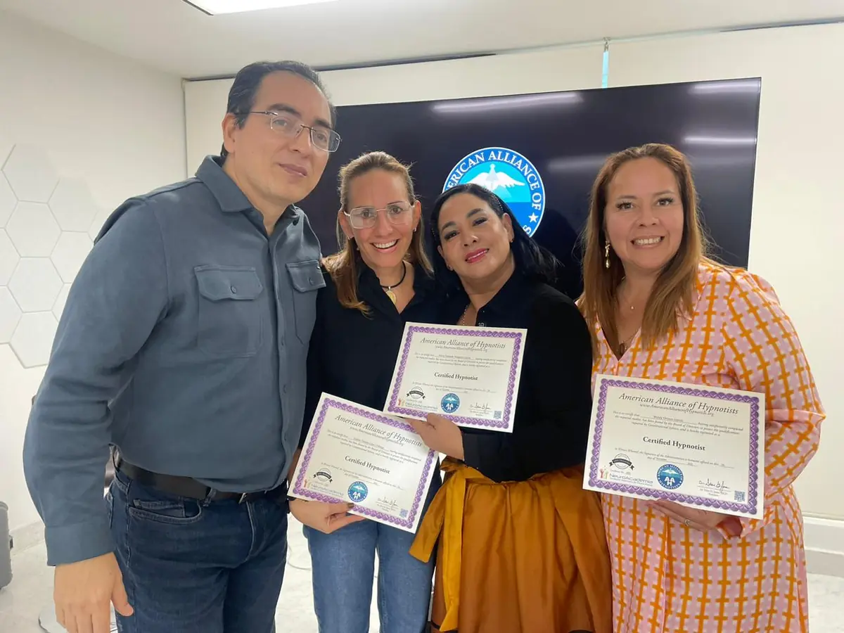 Egresadas de NeuroAcademia mostrando sus certificaciones