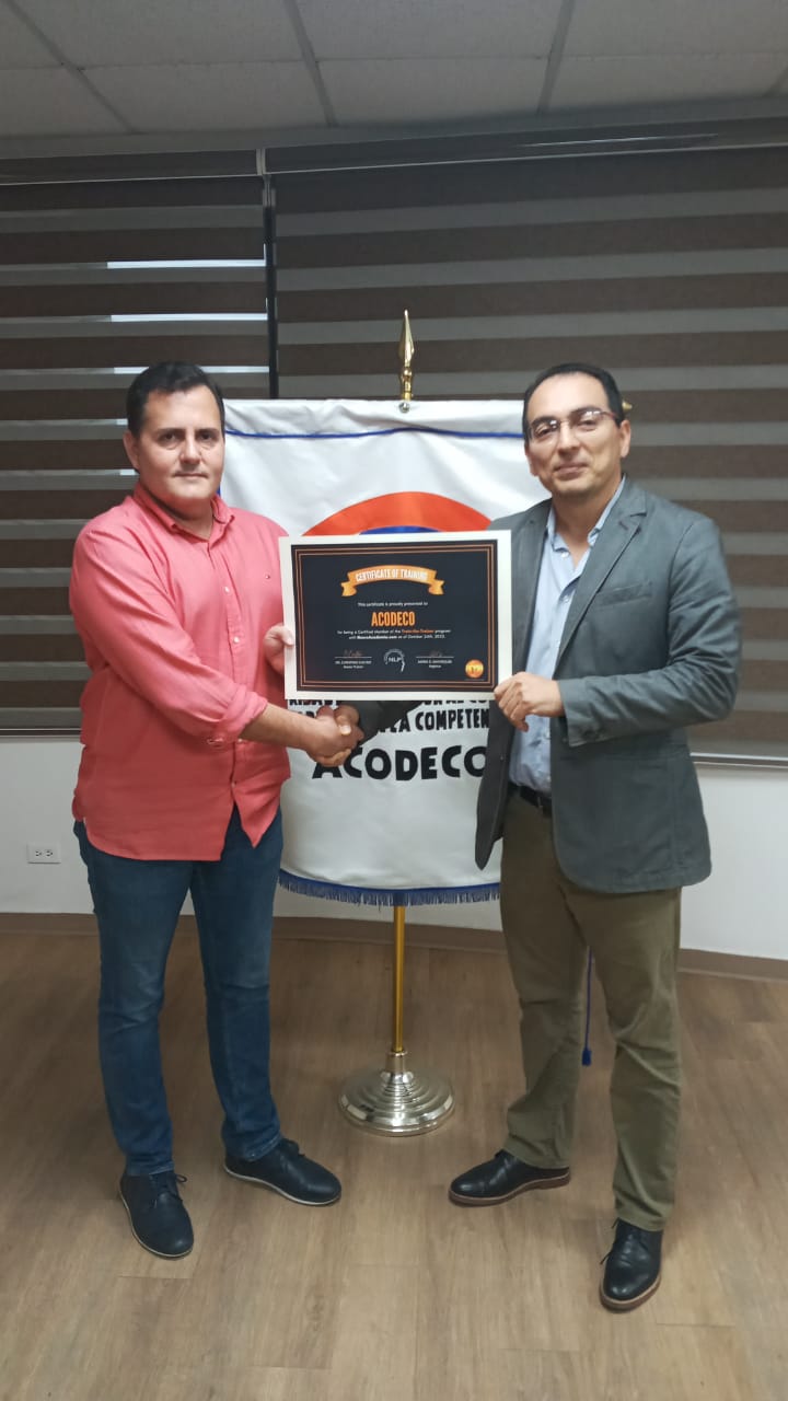 Dr. Cupertino Castro durante un reconocimiento institucional en Acodeco