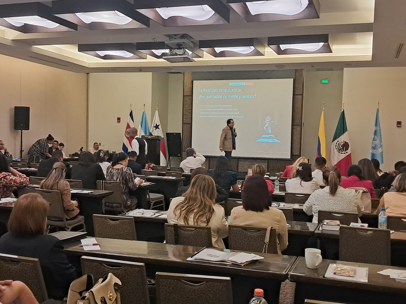Conferencia sobre justicia y cerebro dirigida a profesionales del derecho